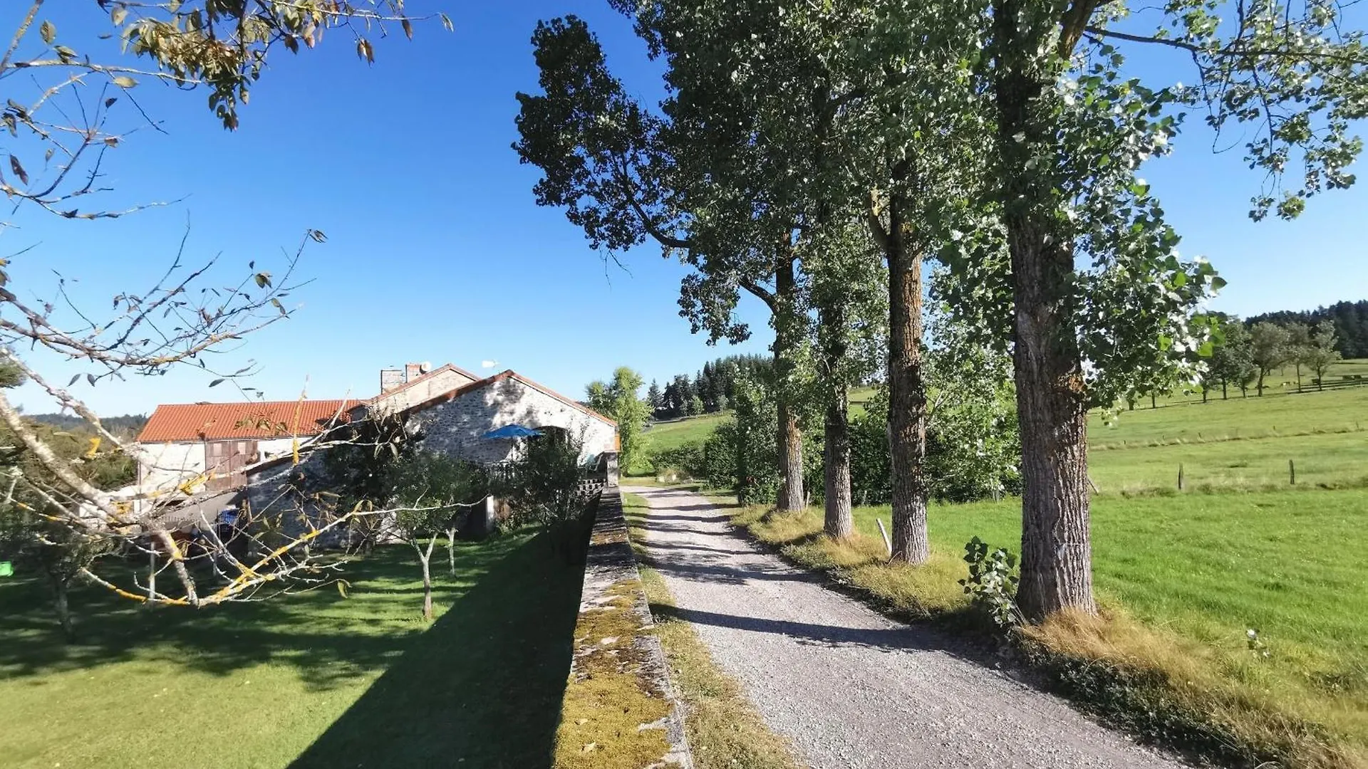 Holiday home Charmant Gite A Saint-Romain-Lachalm Avec Terrasse Et Proximite Dunieres - Fr-1-582-264